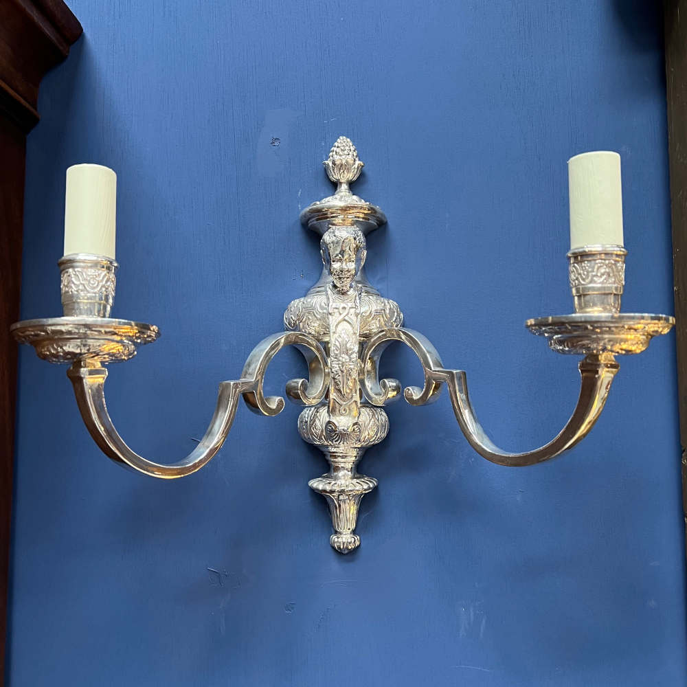 wall light with one cherub