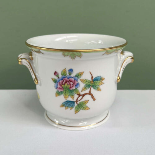 heredn cachepot in queen victoria